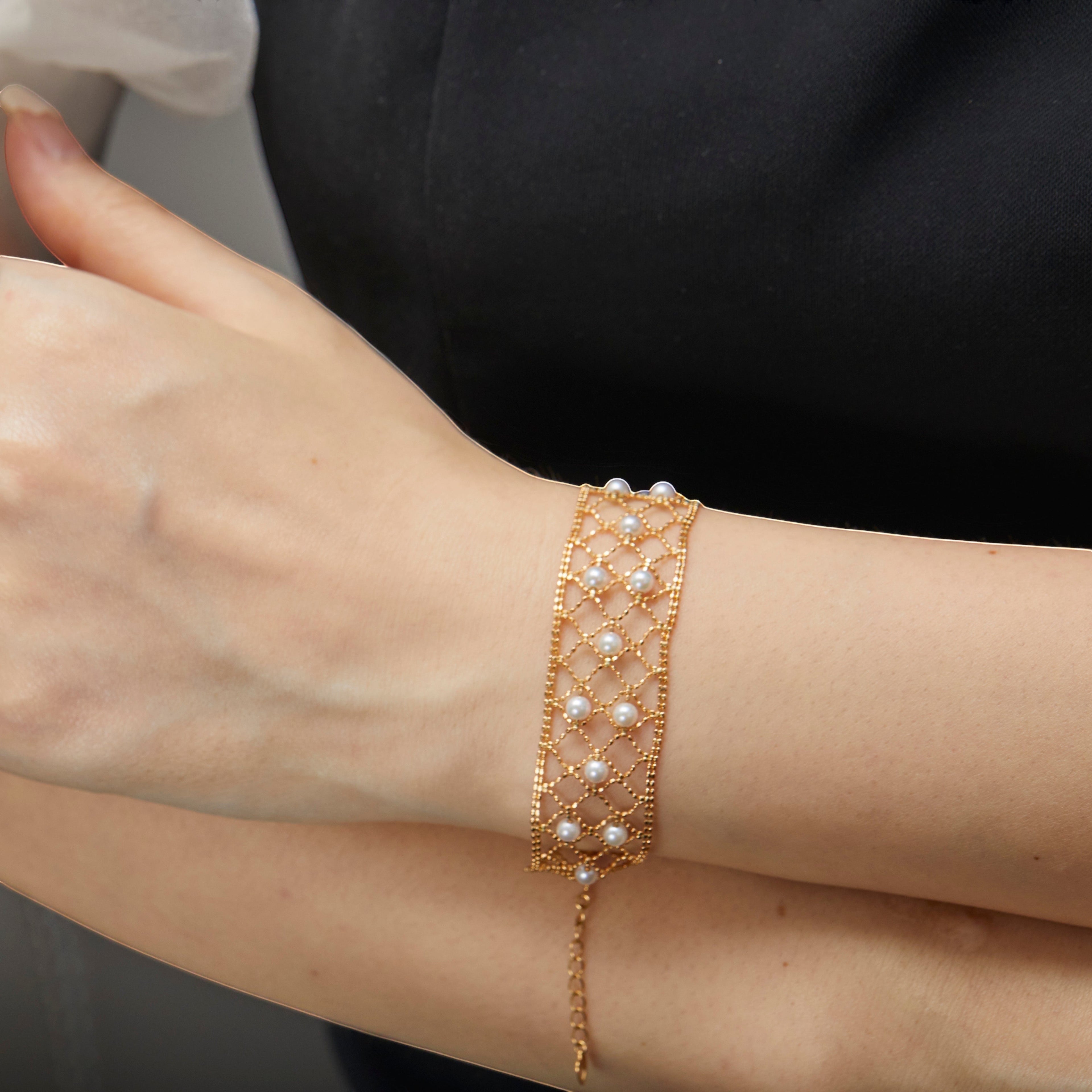 BoxUnboxed 18k yellow gold lace lattice bracelet with Akoya pearls. Adjustable length, 17cm+3cm.